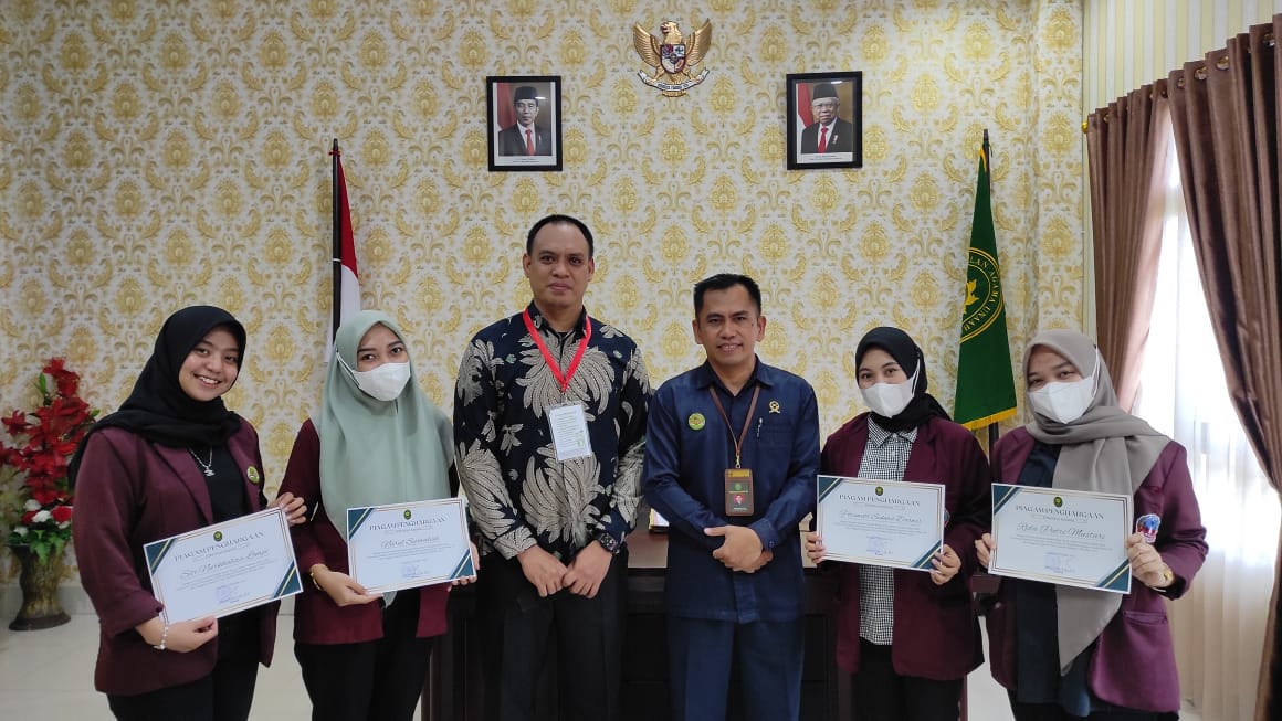 Gambar 1. Foto bersama mahasiswa KKN Universitas Sembilanbelas November Kolaka dan Ketua Pengadilan Agama Unaaha