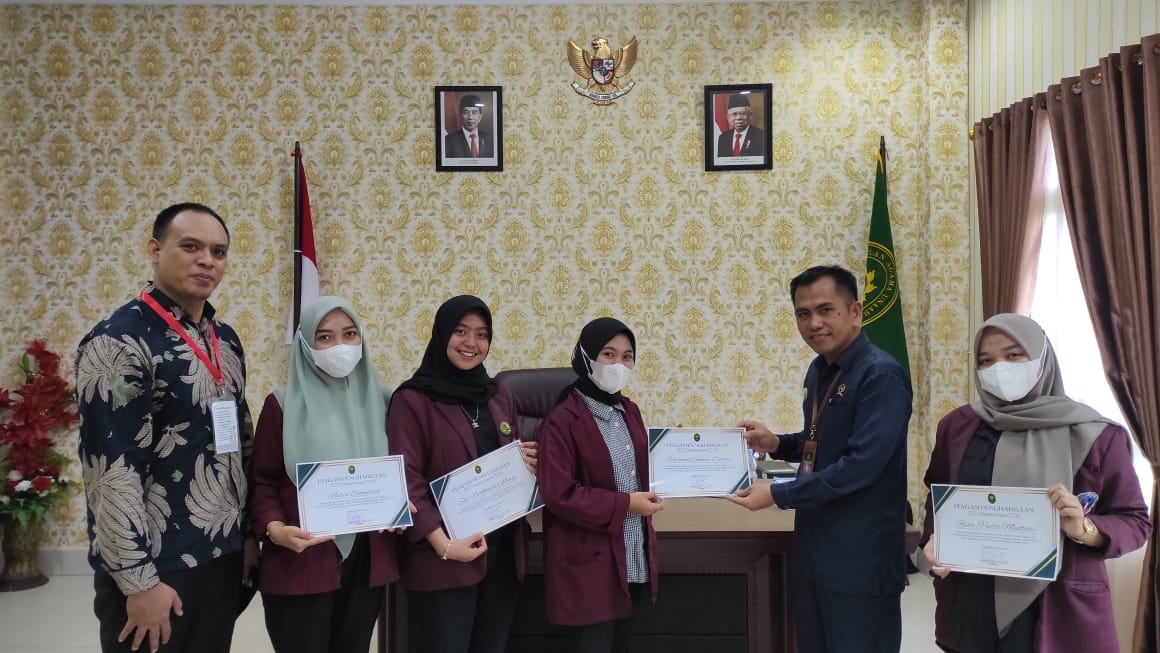 Gambar 2. Foto penyerahan sertifikat dari Ketua Pengadilan Agama Unaaha