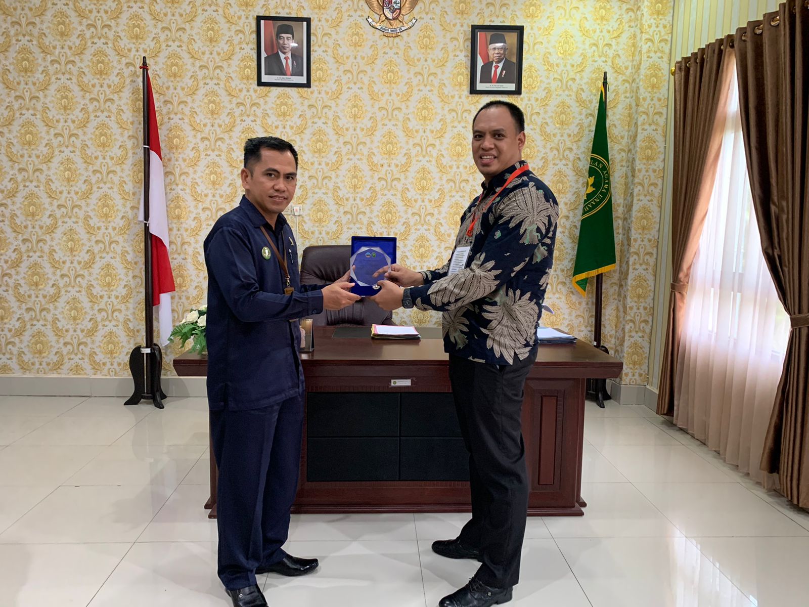 Gambar 3. Penyerahan cinderamata dari Universitas Sembilanbelas November Kolaka