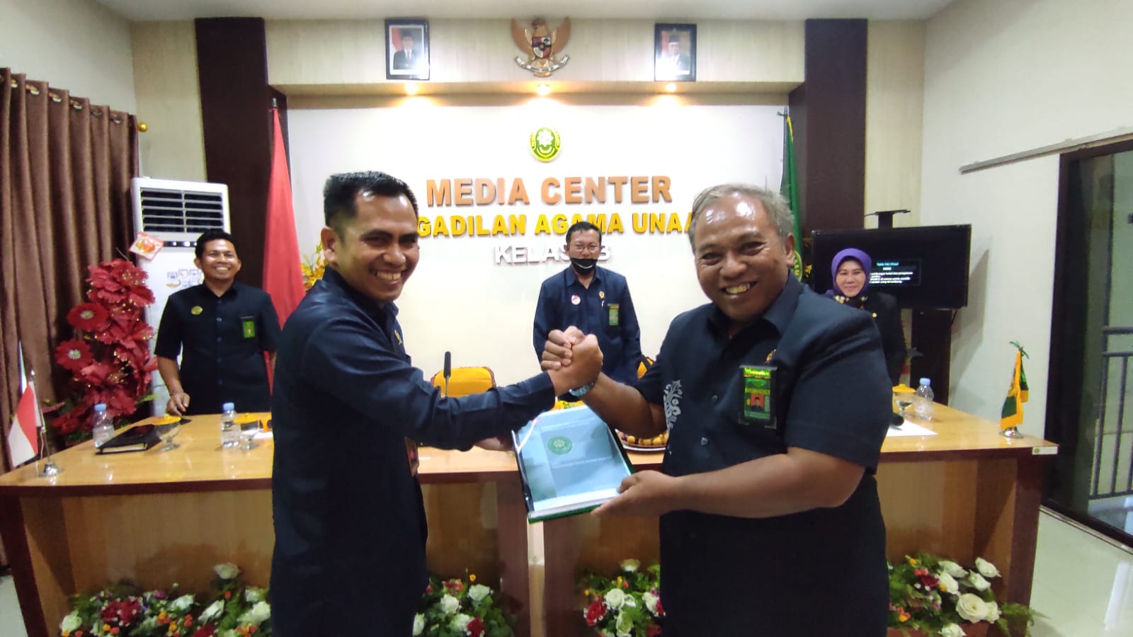 Ketgam. Penyerahan Laporan Hasil Pengawasan Oleh Hakim Tinggi Drs. H. Didi Nurwahyudi, M.H kepada Ketua PA Unaaha Ahmad Padli, S.Ag., M.H