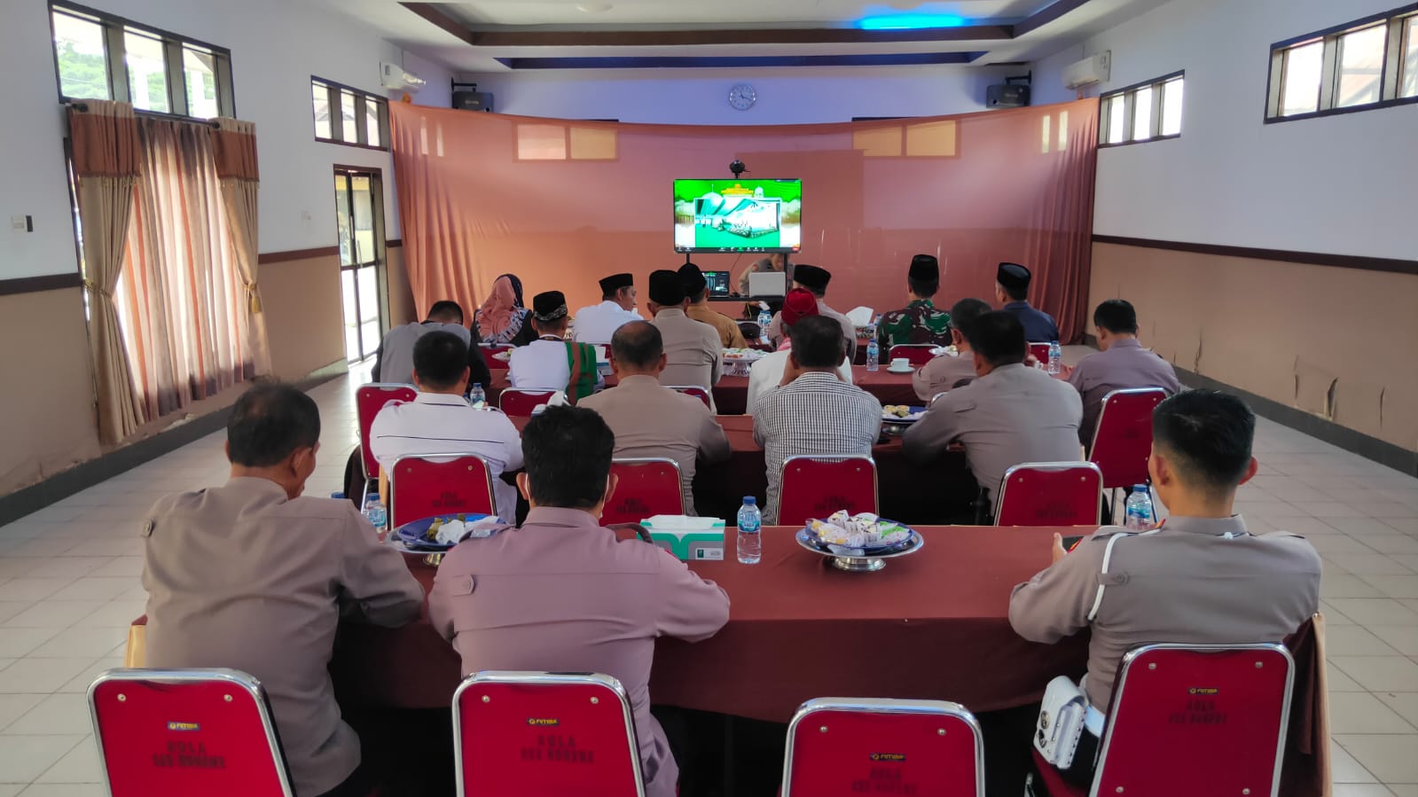 Ketgam. Tamu Undangan Mengikuti Peringatan Maulid Nabi Muhammad Secara Virtual di Aula Mapolres Konawe