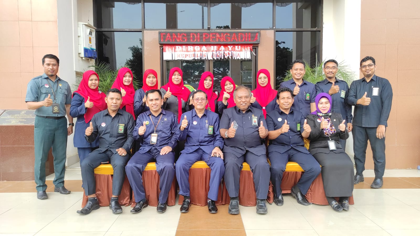 Ketgam. Ketua PTA Kendari, Tim Hatiwasda serta Aparatur Pengadilan Agama Unaaha berpose bersama